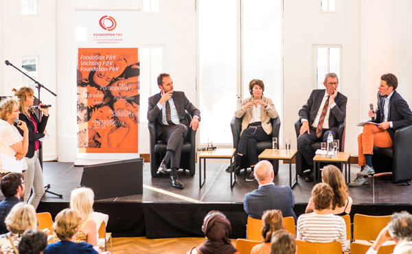 Bas ter Weel, Monique Dagnaud, Jochanan Eynikel en Jean-Claude Daoust gaan, onder moderatie van journalisten Han Renard en Béatrice Delvaux, in debat over de toekomst van werk tijdens het debat “Revolution@work” georganiseerd door de Stichting P&V in BOZAR. 