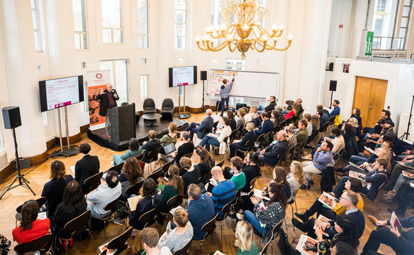 De voorzitter van de Stichting P&V, Olivier Servais, spreekt een volle zaal toe in BOZAR tijdens het slotevent van het meerjarenproject “My Future, Our Society” over collectieve actie bij jongeren van de Stichting P&V. 