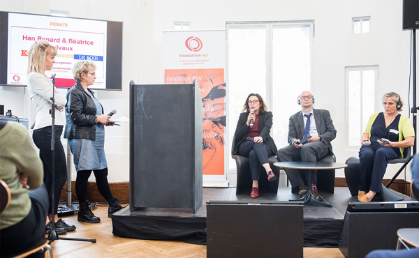 Professoren Anne Muxel uit Frankrijk, Garry Pollock uit het VK en Jacquelien van Stekelenburg uit Nederland gaan, onder moderatie van journalisten Han Renard en Béatrice Delvaux, in debat over collectieve actie bij jongeren tijdens het slotevent van het meerjarenproject “My Future, Our Society” van de Stichting P&V in BOZAR. 